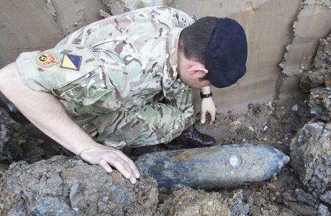 Construction workers discover a live WWII bomb at a London stadium - V?DEO